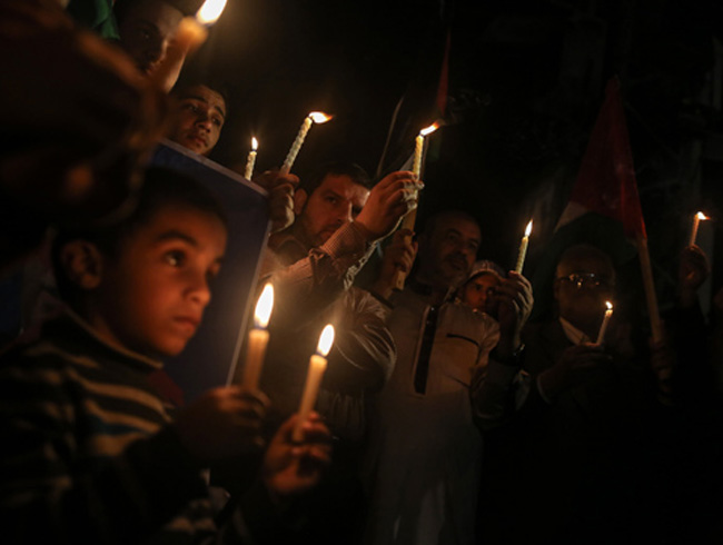 Gazze'de 'mumlu' protesto
