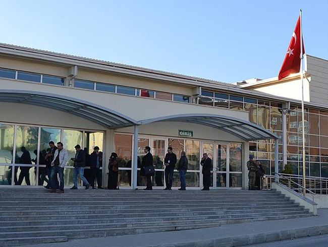 stanbul'da 149 polisin yargland 'ByLock' davasnda ara karar