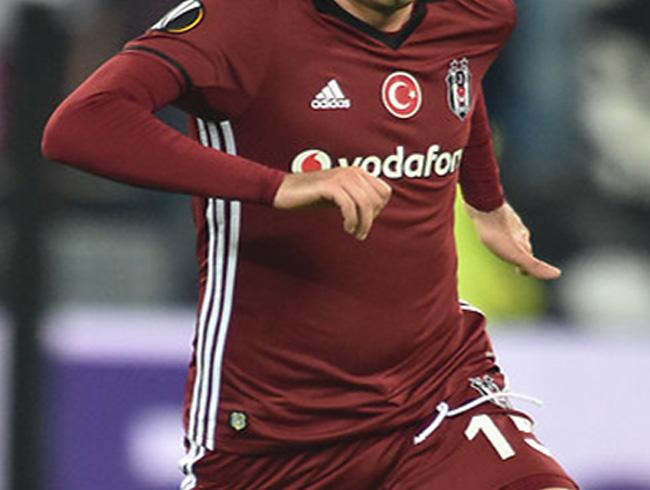 Manchester United ve Arsenal O�uzhan �zyakup'un pe�inde