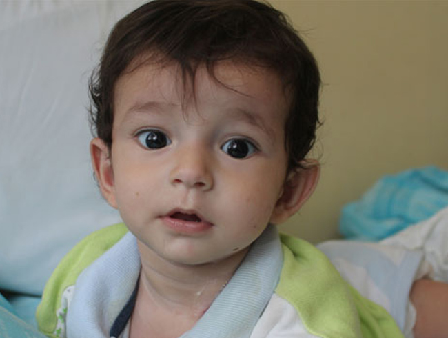 Do�u�tan yemek borusu olmayan bebek yard�m bekliyor