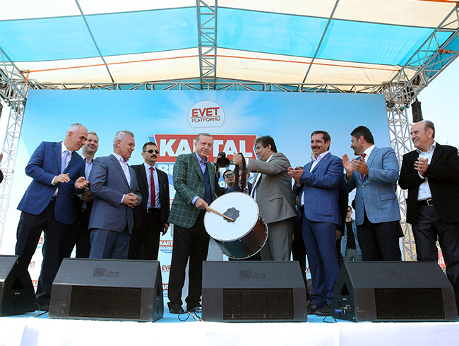 Cumhurba�kan� Erdo�an, Kartal mitinginde davul �ald�