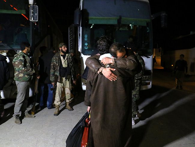 Suriye'de ku�atma b�lgelerinden kar��l�kl� tahliyeler tamamland�