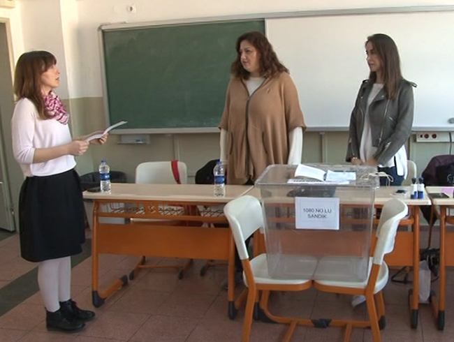 Referandumda g�revli memurlar 'sand�k yemini' etti