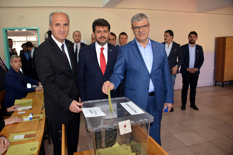 Babakan Yardmcs Kaynak, oyunu Kahramanmara'ta kulland