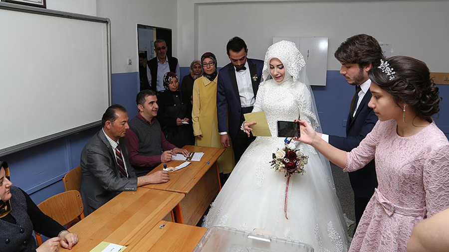 D���nden �nce sand�k ba��na gittiler