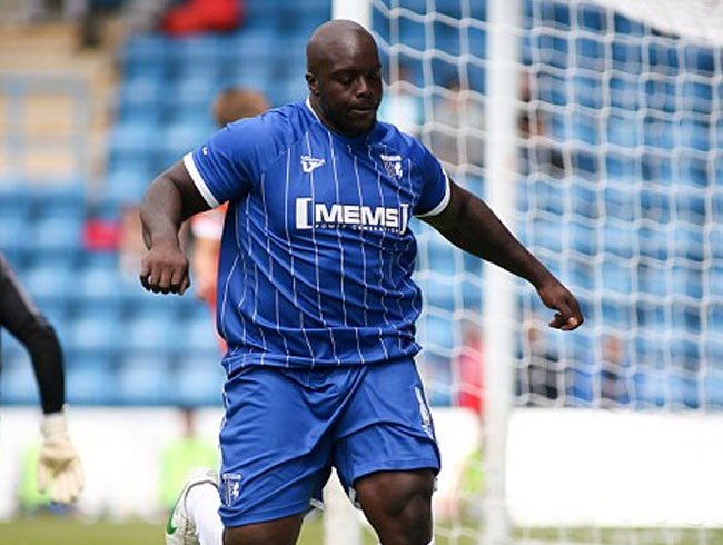 Dev forvet Adebayo Akinfenwa Wycombe Wanderers'da devam edecek