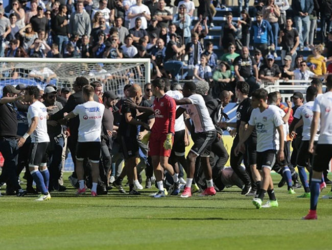 Lyonlu futbolcular saldrya urad!