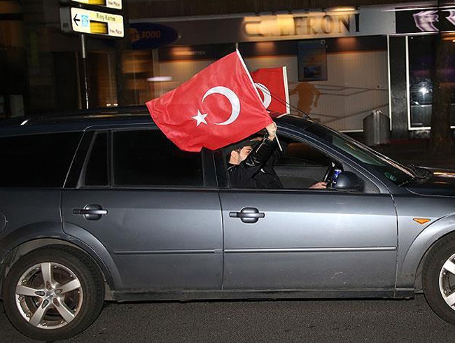 Almanya'da referandum konvoyuna polis engeli