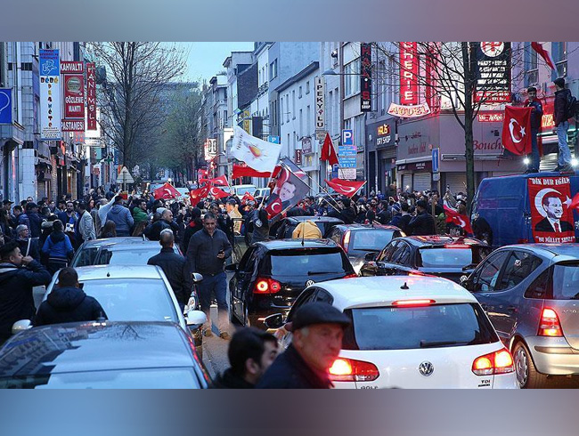 Avrupa �lkelerinde halk oylamas� kutlamas�