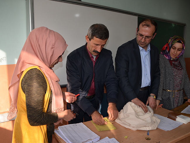 AK Parti, Hakkari b�lgesinde y�kseli�e ge�ti
