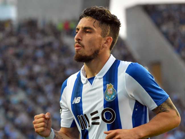 Galatasaray'n gnderdii Alex Telles'e teklif yayor