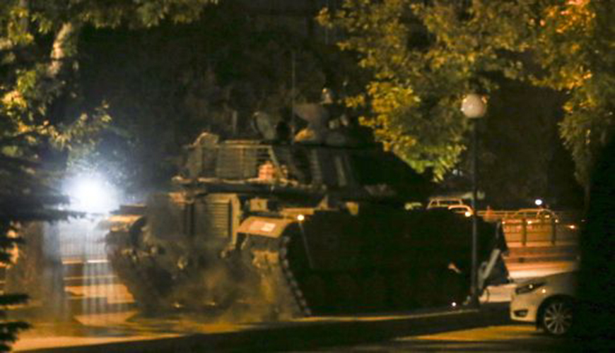 Darbeci albay, vatanda�lar� g�r�nce apoletlerini s�kt�