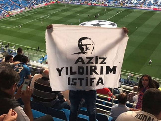 Real Madrid - Bayern Mnih manda 'Aziz Yldrm istifa' pankart