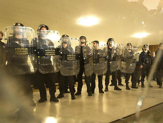 Brezilya'da protestocu polisler ile meclis polisi aras�nda arbede