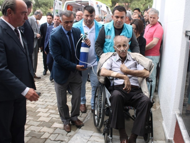 Yaptrd salk merkezinin alna ambulansla getirildi