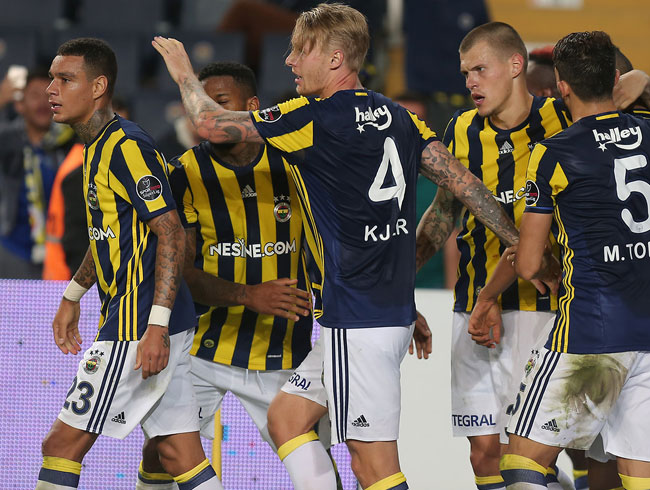 Fenerbahe'de Kjaer ve Van der Wiel'in arlar devam ediyor