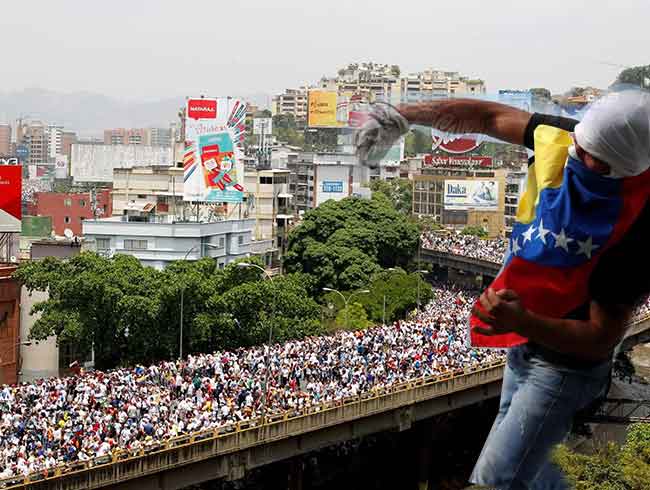 Venezuelada renkli darbe senaryosu