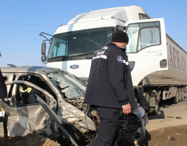 Erzurum'da otomobil ile TIR arpt