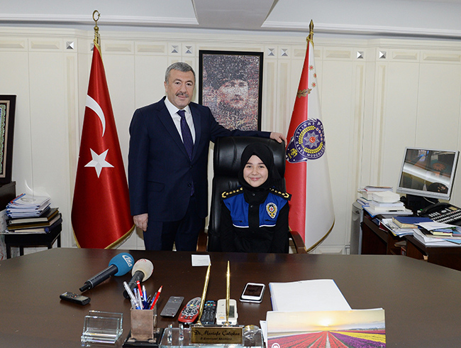 stanbul Emniyet Mdr alkan koltuunu ehit ocuuna devretti