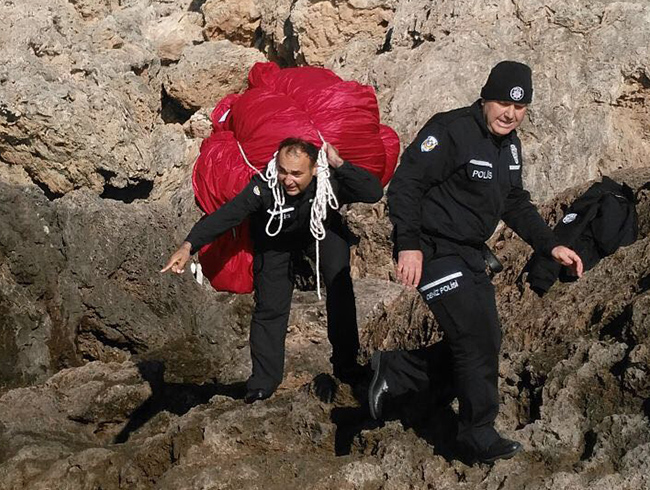 Polis memuru denize den 100 kiloluk Trk bayran srtna alp sudan kard