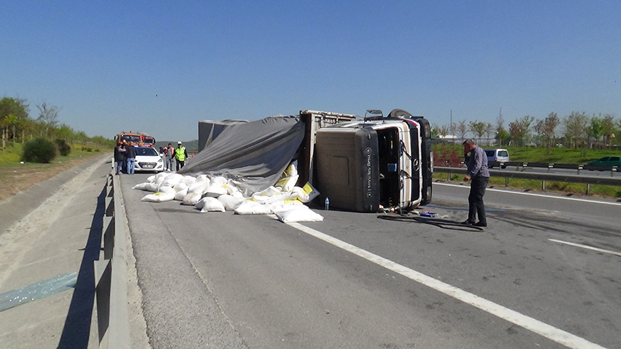 TEM'de un y�kl� kamyon devrildi