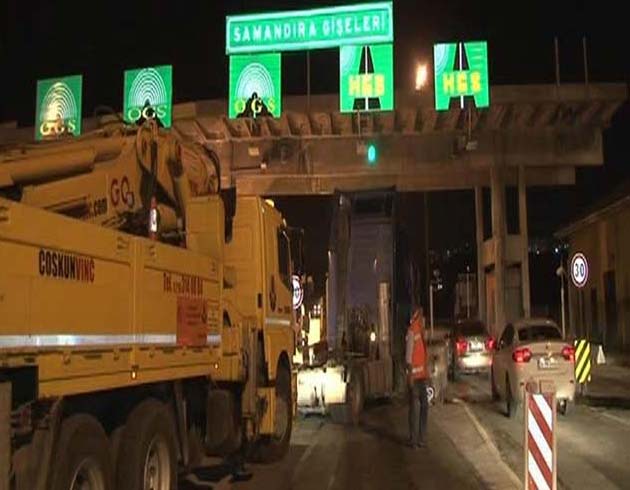 Samandıra'da TIR gişelere çarptı; 1 yaralı