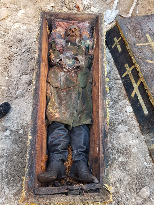 Rus subayn cesedi, zerindeki niformas ve tabutunun tamamen kapal olmas nedeniyle rmemi olabilir