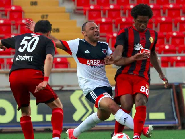TFF 1.Lig'de Eskiehirspor, Mersin dmanyurdu'nu 4-0 malup etti