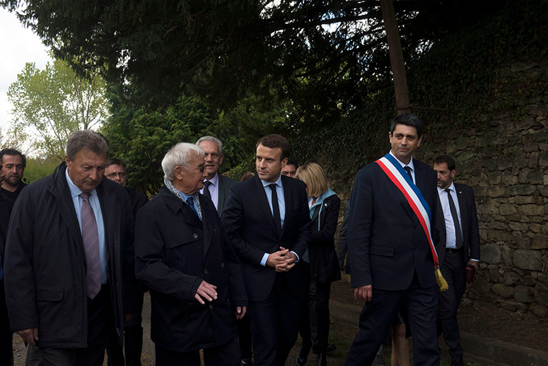 Cumhurbakan aday Macron'a boyal protesto