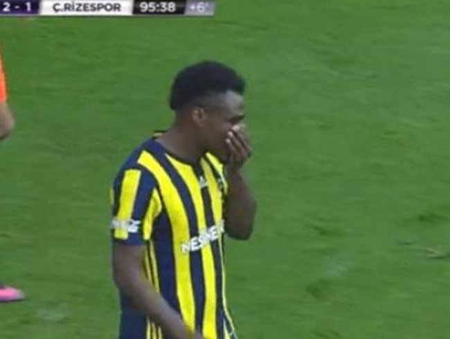 Emenike'nin Irakl futbolcu Ali Faez'e yapt hareket olay oldu