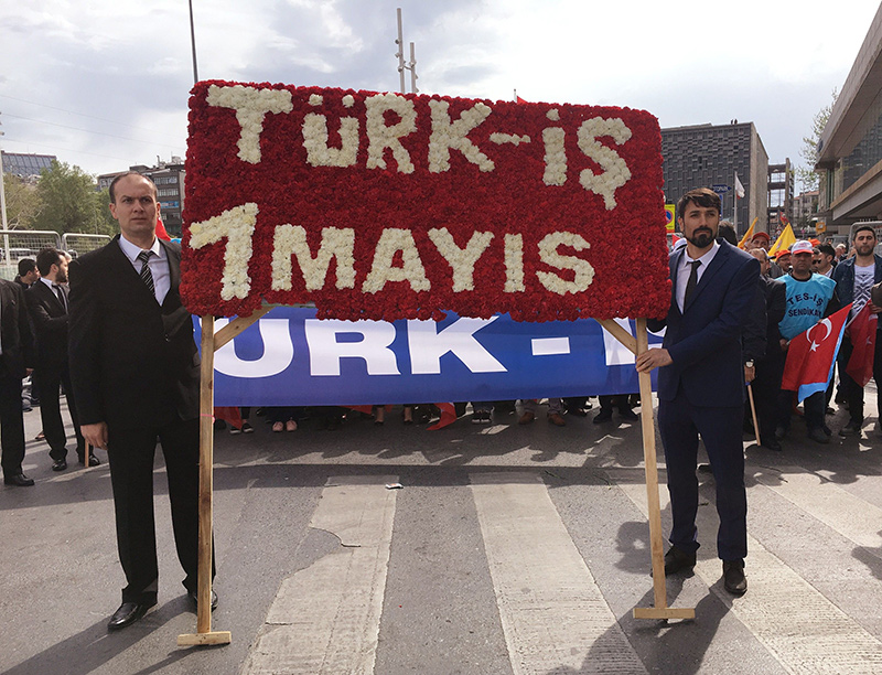 T�rk-��'ten Taksim Meydan�'ndaki Cumhuriyet An�t�'na �elenk