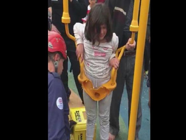 Sal�ncakta s�k��an �ocu�u itfaiye kurtard�