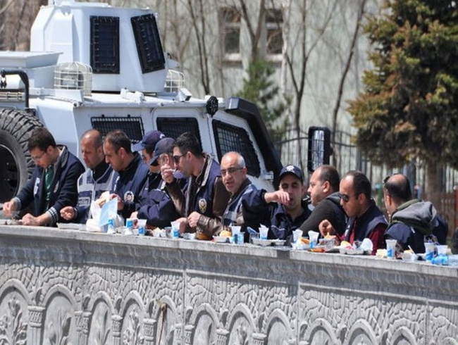 Polislerin 1 May�s yeme�i