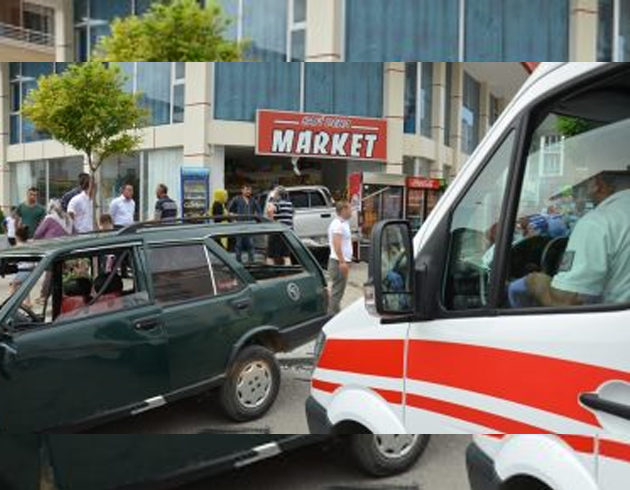 Kamyonet markete girdi