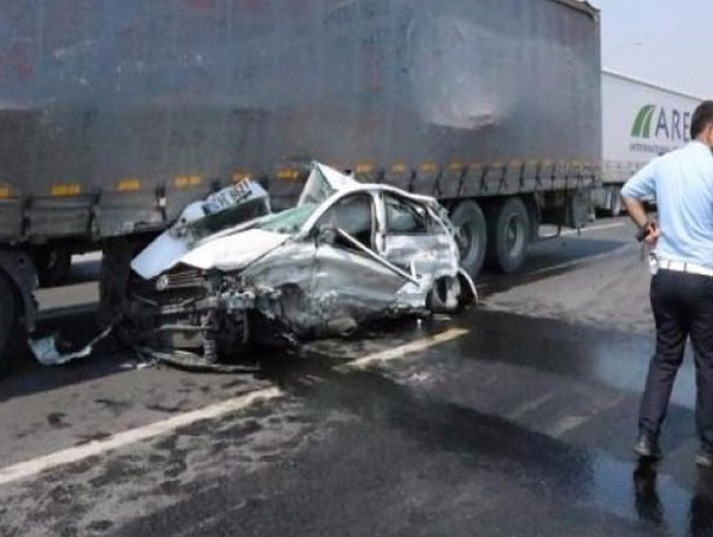 zmir'in Bornova ilesinde lastii patlayan TIR, otomobili ezdi
