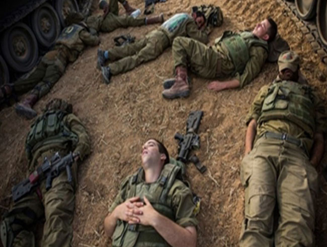 Uyuyan �srail askerlerinin silahlar�n� �ald�lar