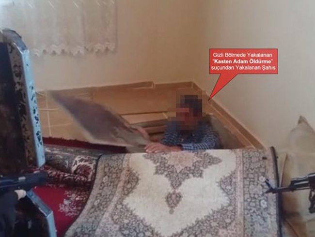 Cinayet h�k�ml�s�, evindeki gizli b�lmede yakaland�