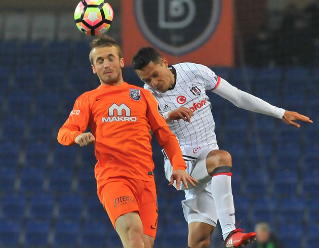 Be�ikta� ile Ba�ak�ehir aras�ndaki puan fark� 1,5 oldu!