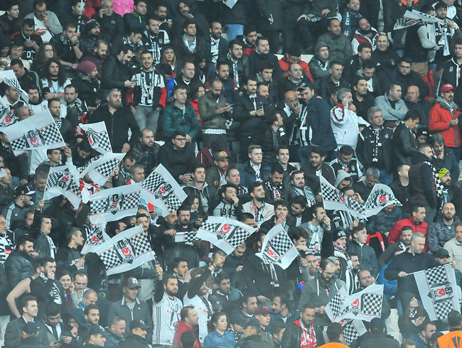 Bursaspor-Be�ikta� ma��nda siyah beyazl� taraftarlar trib�ndeki yerini alacak