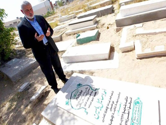 Heniyye, Hamas'n kurucusu ehit eyh Ahmed Yasin'in kabri banda dua etti
