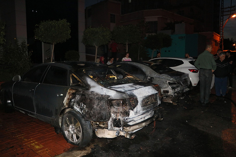 Kom�ular�n�n ara�lar�n� benzin d�kerek ate�e verdi 