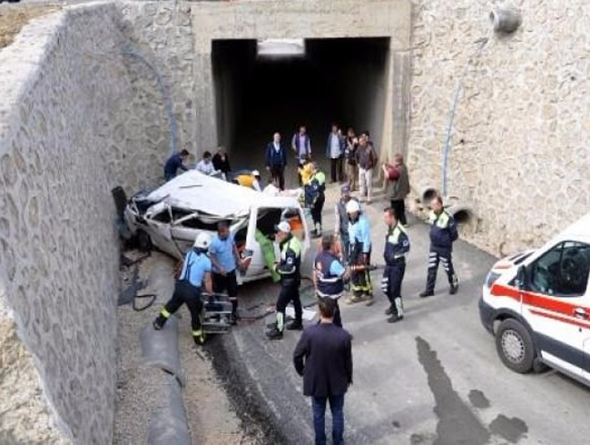 Malkara'da minibs kprden utu