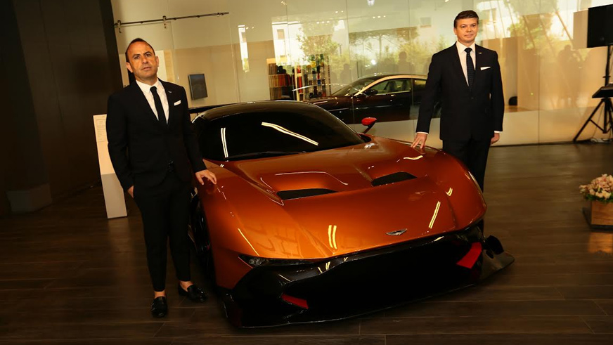 ngiliz efsanesi Aston Martin'in 2.4 milyon pound deerindeki ''vulcan'' modeli zmir'de tantld