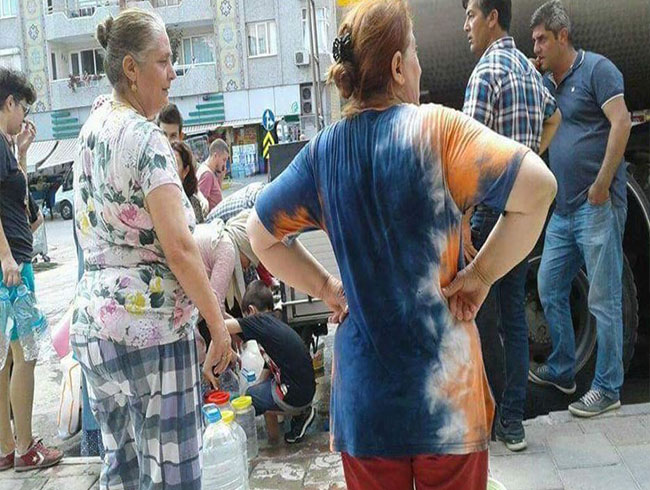 zmir'in  byk ilesine 3 gndr su verilmiyor: Halk isyan etti
