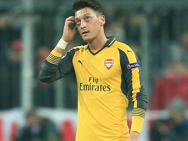 Mesut zil, Wenger'in yeni sistemini beenmedi