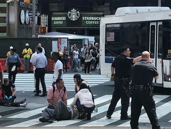 New York'ta bir ara Times Meydan'ndaki yayalara arpt: 1 l 19 yaral