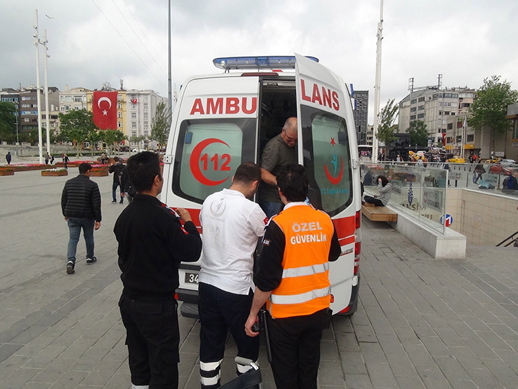 Taksim metrosunda ok olay! Turist kadnn aya yryen banda skt