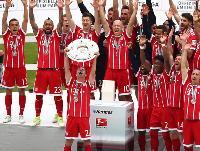 Bayern Mnih, Freiburg'u 4-1 yenerken Xabi Alonso ve Philipp Lahm futbolu brakt