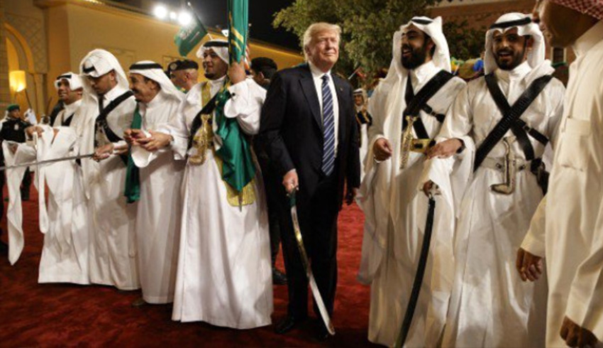 ABD Ba�kan� Trump, Suudi Arabistan'da k�l�� dans� yapt�