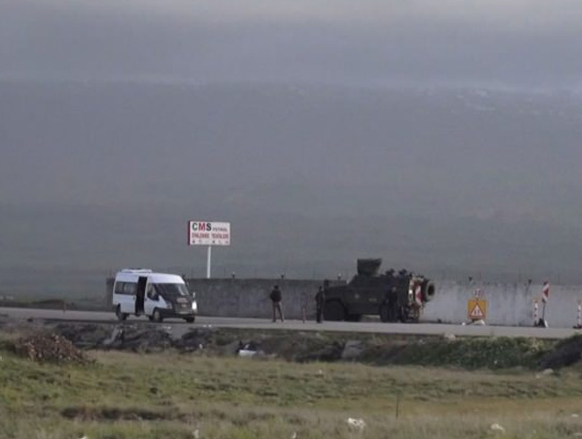 PKK'l terristler Tendrek'te yol kesip aralar yakt